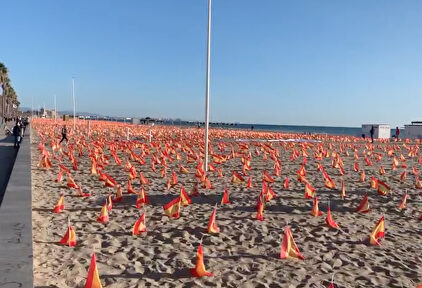 Tiran a la basura las 53.000 banderas por las víctimas de coronavirus colocadas en la playa de Valencia