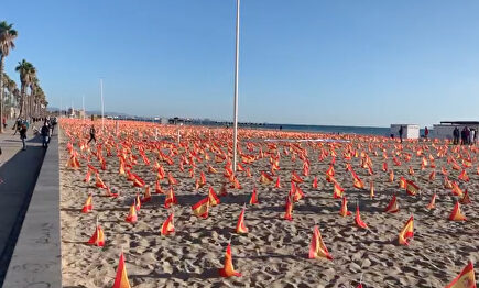 Tiran a la basura las 53.000 banderas por las víctimas de coronavirus colocadas en la playa de Valencia
