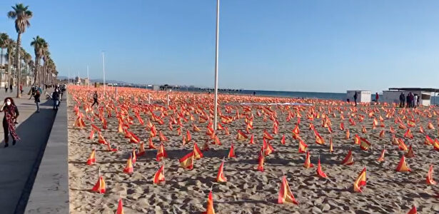Tiran a la basura las 53.000 banderas por las víctimas de coronavirus colocadas en la playa de Valencia