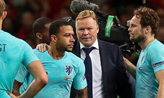 Ronald Koeman y Memphis Depay, en un partido de la selección holandesa. | Cordon Press