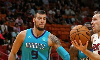 Willy Hernangómez (i), en un partido de la NBA con los Charlotte Hornets. | Cordon Press