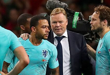 Ronald Koeman y Memphis Depay, en un partido de la selección holandesa. | Cordon Press