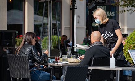 El personal en el sector servicios acumula 7 meses de ajuste. | Alamy