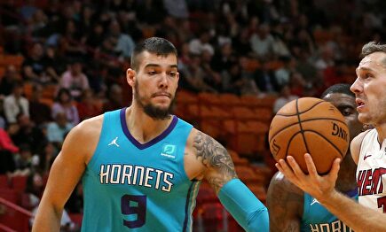 Willy Hernangómez (i), en un partido de la NBA con los Charlotte Hornets. | Cordon Press