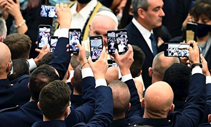 El papa Francisco, el pasado lunes, a su llegada este lunes a una audiencia privada que concede a miembros de la Policía italiana. | EFE