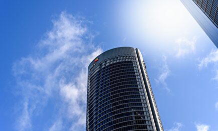 El equipo identifica proyectos susceptibles de recibir financiación o subvenciones europeas. | Alamy