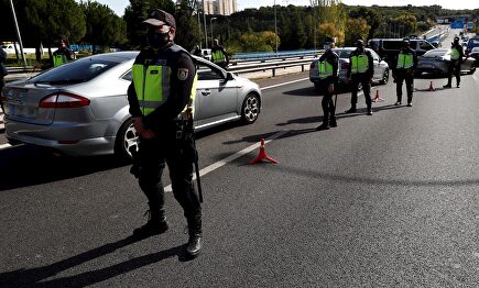 Control policial en el acceso a la capital este lunes, primer día laborable de las nuevas restricciones establecidas en Madrid capital y otros nueve municipios para frenar la expansión del coronavirus. | EFE