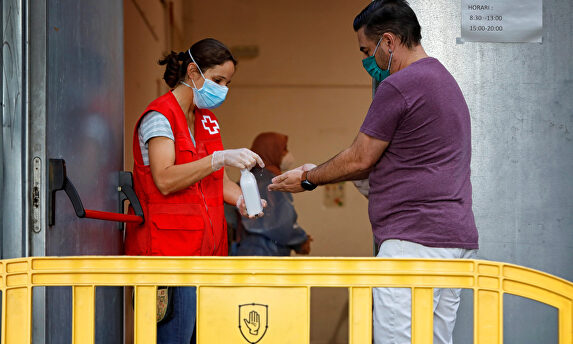 Imagen de un ciudadano participando en un cribado masivo en Manlleu, Barcelona. | EFE