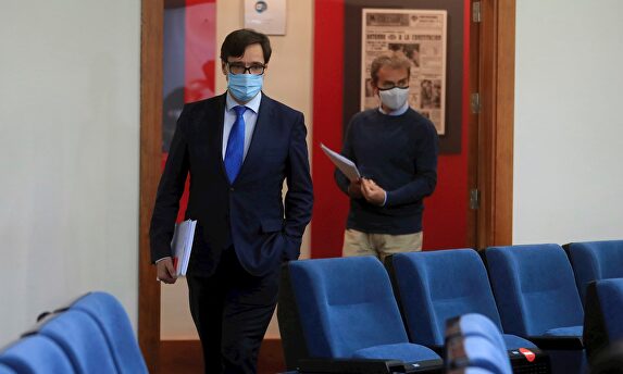 Salvador Illa y Fernando Simón este lunes en Moncloa. | EFE