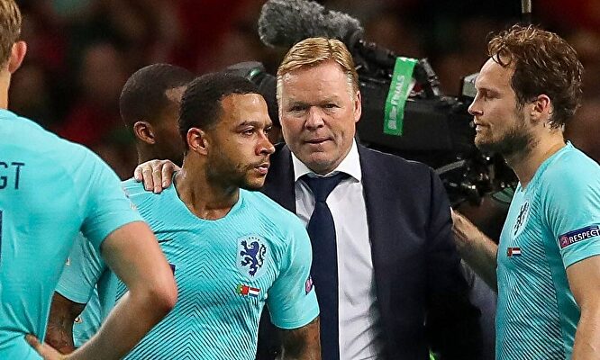 Ronald Koeman y Memphis Depay, en un partido de la selección holandesa. | Cordon Press