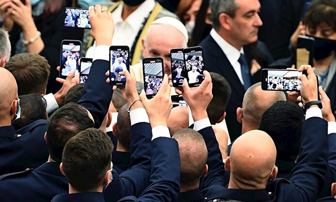 El papa Francisco, el pasado lunes, a su llegada este lunes a una audiencia privada que concede a miembros de la Policía italiana. | EFE