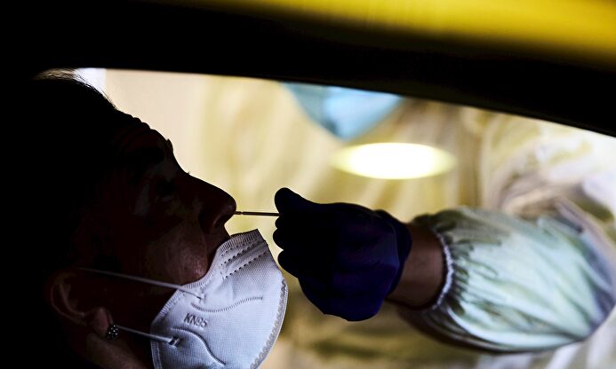 Un vecino se somete a una prueba PCR sin salir del coche en el recinto Talavera Ferial de Talavera de la Reina, este lunes. El recinto ferial realiza pruebas a los vecinos de Talavera y otros puntos de su comarca para agilizar el control del virus en la zona. Talavera contabiliza mas de 1000 casos por cada 100.000 habitantes. | EFE