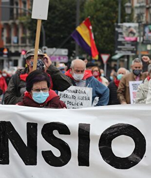 Manifestación de pensionistas vizcaínos, este lunes ante el Palacio de Justicia en Bilbao, en demanda de una pensiones  | EFE