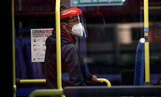 Hombre con mascarilla y pantalla en un autobús de Madrid  | EFE