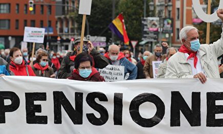 Manifestación de pensionistas vizcaínos, este lunes ante el Palacio de Justicia en Bilbao, en demanda de una pensiones  | EFE