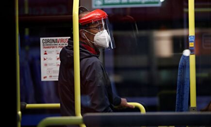 Hombre con mascarilla y pantalla en un autobús de Madrid  | EFE