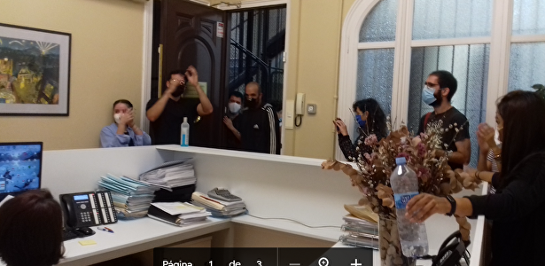 Momento en el que los pro-okupas asaltan el despacho de Vendrell & Associats (Barcelona)  | LD