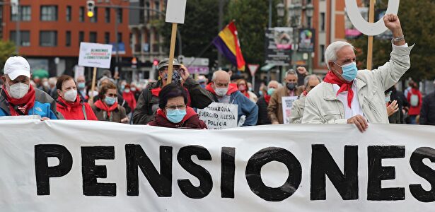 Manifestación de pensionistas vizcaínos, este lunes ante el Palacio de Justicia en Bilbao, en demanda de una pensiones  | EFE