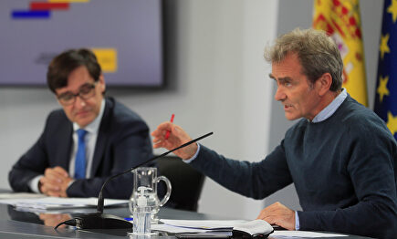 Fernando Simón y Salvador Illa en una rueda de prensa. | EFE