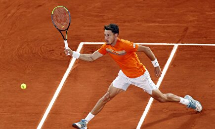 Pablo Carreño, en acción ante Novak Djokovic. | EFE