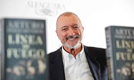 Arturo Pérez-Reverte durante la presentación de 'Línea de fuego' | EFE