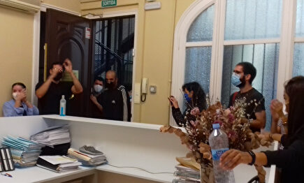  | Momento en el que los pro-okupas asaltan el despacho de Vendrell & Associats (Barcelona) | LD