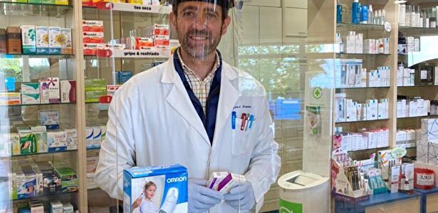 José Ramón Bauzá, eurodiputado de Ciudadanos y expresidente de las Islas Baleares, en su farmacia  | LD