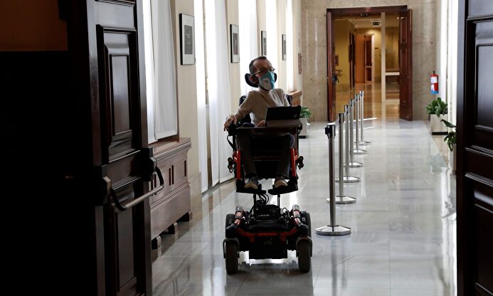Pablo Echenique en los pasillos del Congreso.  | EFE