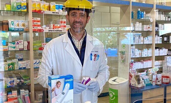 José Ramón Bauzá, eurodiputado de Ciudadanos y expresidente de las Islas Baleares, en su farmacia  | LD