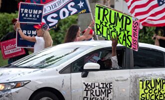 Imagen de Miami, Florida, el pasado lunes: seguidores de Biden y Trump se manifiestan a las puertas del teatro donde Biden ofrecerá un discurso. | EFE