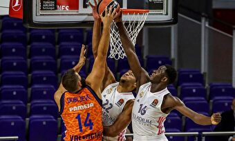 Bojan Dubljevic, en acción ante Walter Tavares (c) y Usman Garuba (d). | EFE