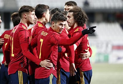 Brahim Díaz es felicitado por uno de sus dos goles a Islas Feroe. | RFEF