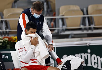 Novak Djokovic recibe asistencia médica durante su partido de cuartos ante Pablo Carreño. | EFE