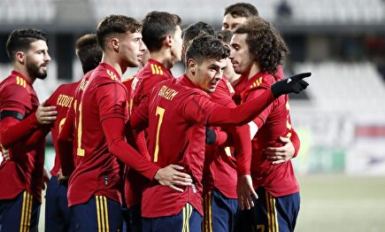 Brahim Díaz es felicitado por uno de sus dos goles a Islas Feroe. | RFEF