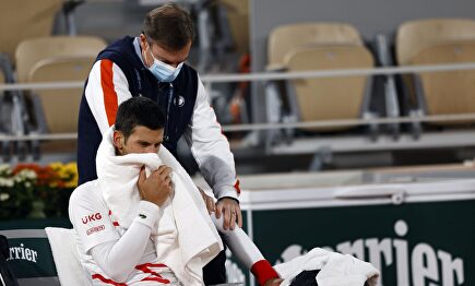 Novak Djokovic recibe asistencia médica durante su partido de cuartos ante Pablo Carreño. | EFE