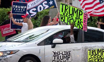 Imagen de Miami, Florida, el pasado lunes: seguidores de Biden y Trump se manifiestan a las puertas del teatro donde Biden ofrecerá un discurso. | EFE