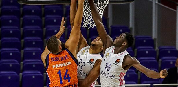 Bojan Dubljevic, en acción ante Walter Tavares (c) y Usman Garuba (d). | EFE