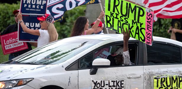 Imagen de Miami, Florida, el pasado lunes: seguidores de Biden y Trump se manifiestan a las puertas del teatro donde Biden ofrecerá un discurso. | EFE
