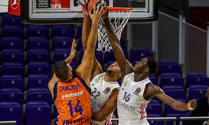 Bojan Dubljevic, en acción ante Walter Tavares (c) y Usman Garuba (d). | EFE