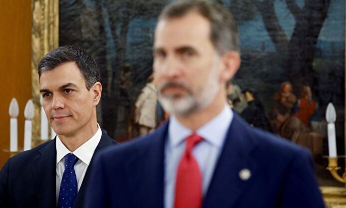 Don Felipe y, en segundo plano, Pedro Sánchez. | EFE