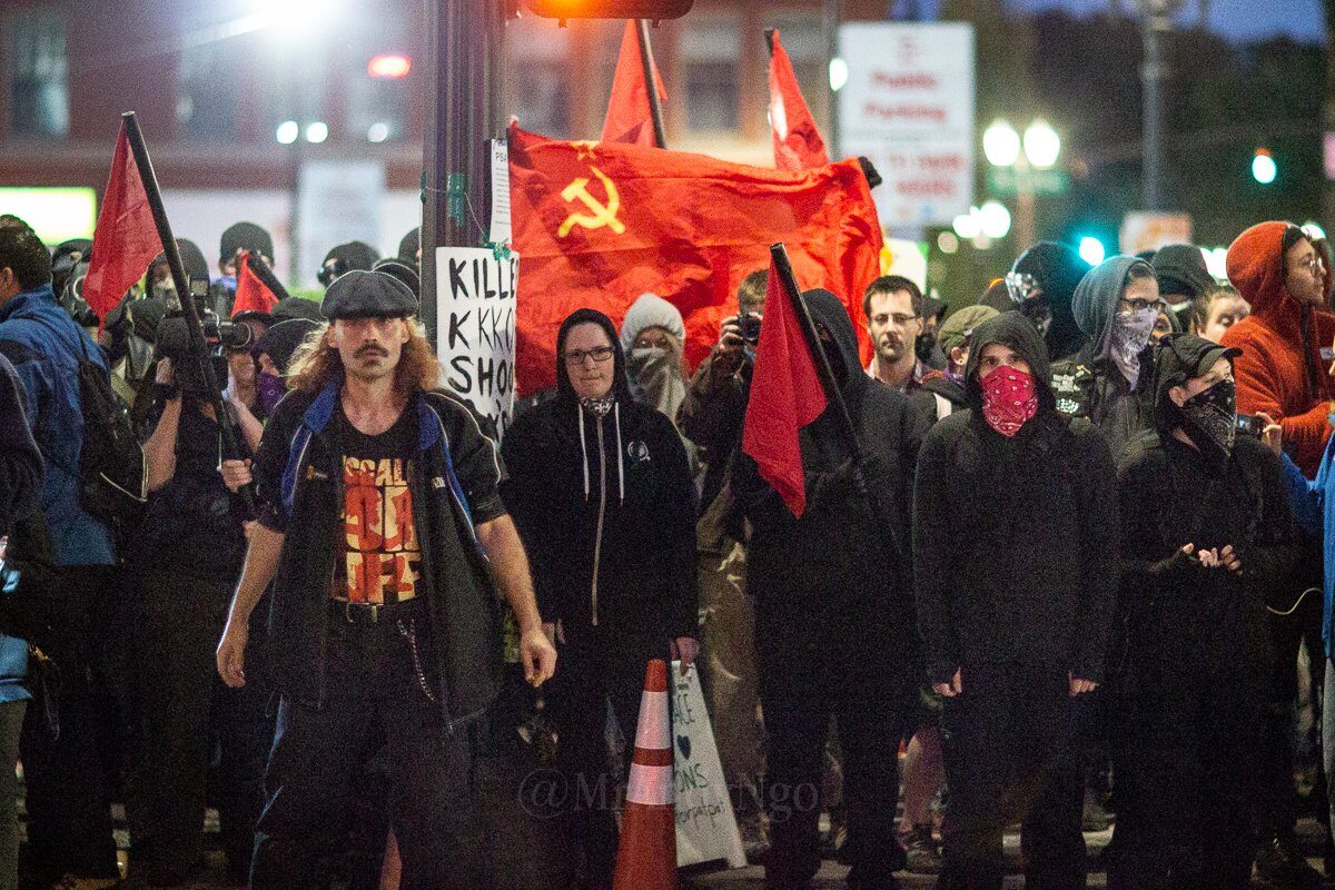 Black Lives Matter muestra una bandera comunista | @MrAndyNgo