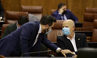 Francisco Carrillo (izquierda) saluda al consejero Javier Imbroda. | Twitter: @francarrillog