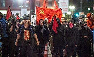 Black Lives Matter muestra una bandera comunista | @MrAndyNgo