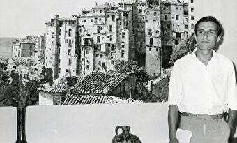 Raúl del Pozo, de joven, junto a una enorme imagen de Cuenca. | Archivo Raúl del Pozo