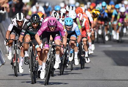 Arnaud Démare gana la etapa más rápida de la historia del Giro de Italia