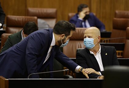 Francisco Carrillo (izquierda) saluda al consejero Javier Imbroda. | Twitter: @francarrillog