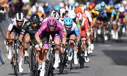 Arnaud Démare gana la etapa más rápida de la historia del Giro de Italia
