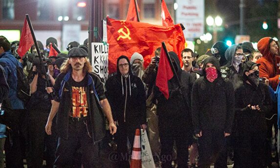 Black Lives Matter muestra una bandera comunista | @MrAndyNgo