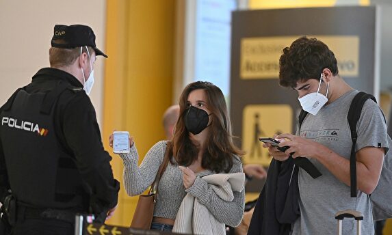Un agente de la Policía Nacional controla el acceso a la T-4 del Aeropuerto Adolfo Suárez Madrid-Barajas, hoy viernes, para vigilar el cumplimiento de las restricciones a la movilidad impuestas por el estado de alarma que ha decretado el Gobierno. | EFE