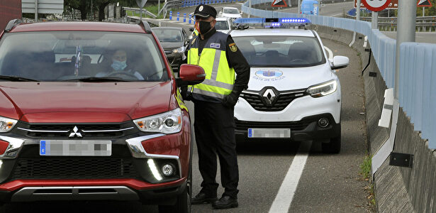 Un agente de la Policía Autonómica de Galicia en un control policial en la entrada a la ciudad de Ourense durante el primer día de su confinamiento debido al incremento de casos de Covid-19, en Orense | Rosa Veiga / Europa Press